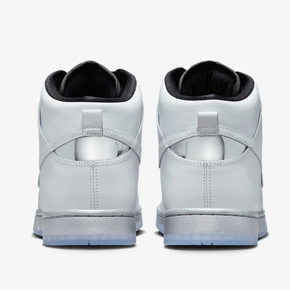 *NWT * Nike Dunks SE in White/ Metallic Silver - Picture 2 of 10